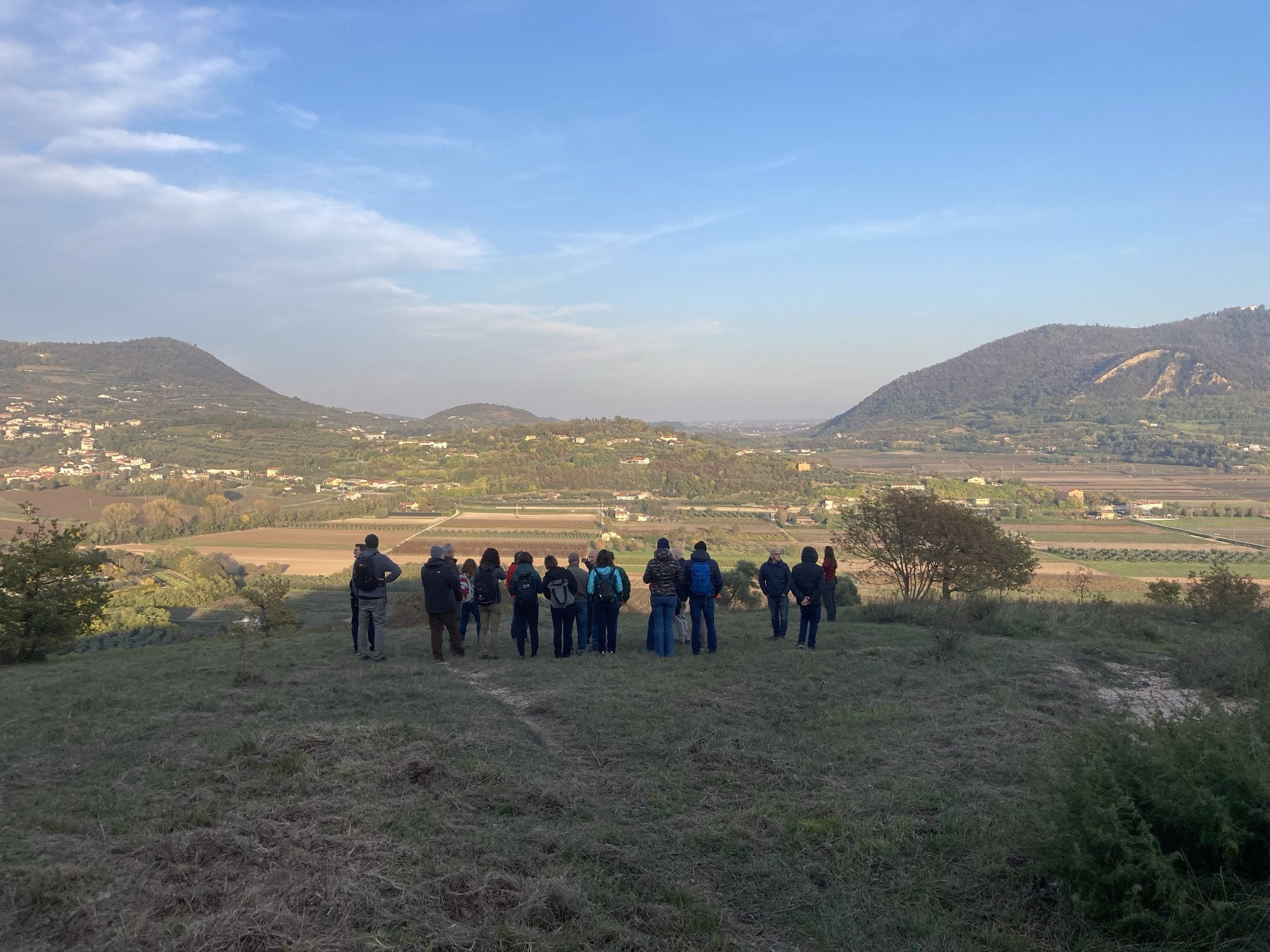 L’immagine mostra un momento della visita sul campo nel Parco Regionale dei Colli Euganei